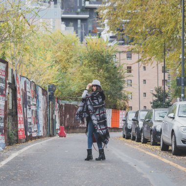 Şehir sokaklarını poz güzel genç esmer