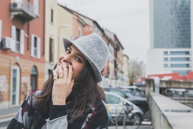 Şehir sokaklarını poz güzel genç esmer