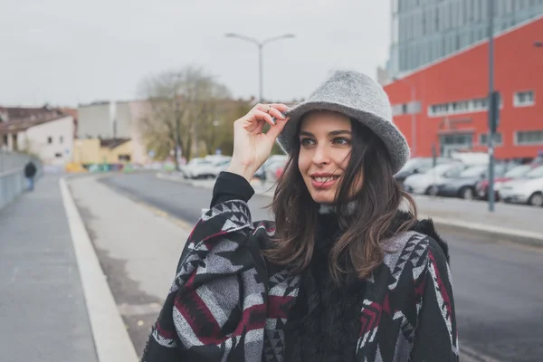 Hermosa joven morena posando en las calles de la ciudad — Foto de Stock