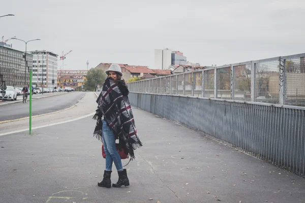 Bella giovane bruna in posa nelle strade della città — Foto Stock