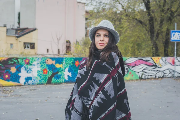 Hermosa joven morena posando en las calles de la ciudad — Foto de Stock