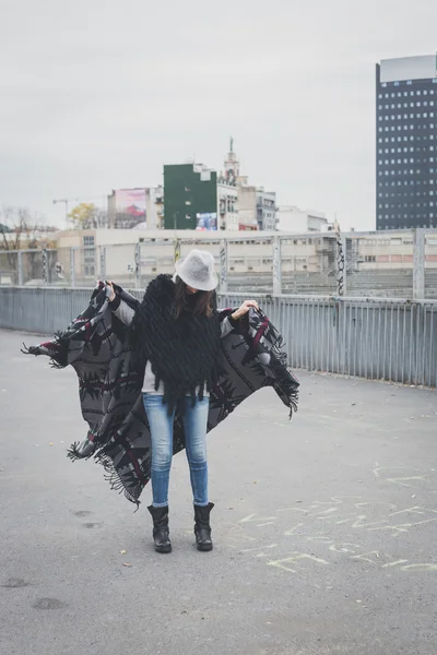 Hermosa joven morena posando en las calles de la ciudad — Foto de Stock