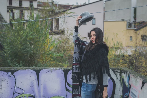 Hermosa joven morena posando en las calles de la ciudad — Foto de Stock