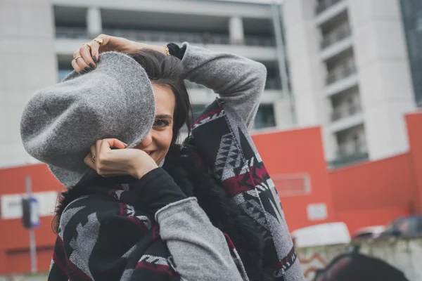 Linda jovem morena posando nas ruas da cidade — Fotografia de Stock