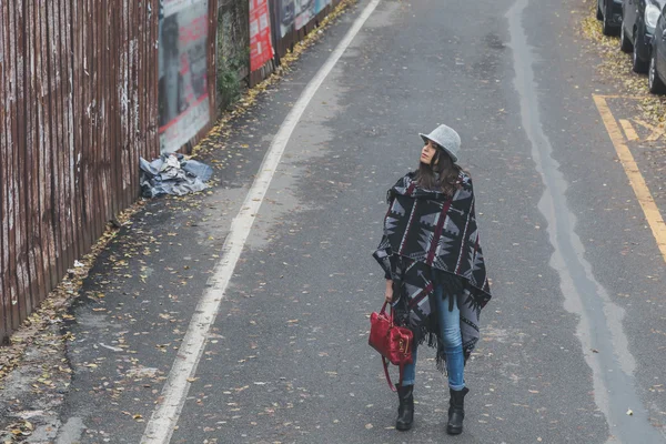 Красивая юная брюнетка позирует на улицах города — стоковое фото
