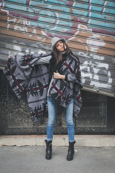 Linda jovem morena posando nas ruas da cidade — Fotografia de Stock