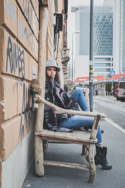 Schöne junge Brünette posiert in den Straßen der Stadt — Stockfoto