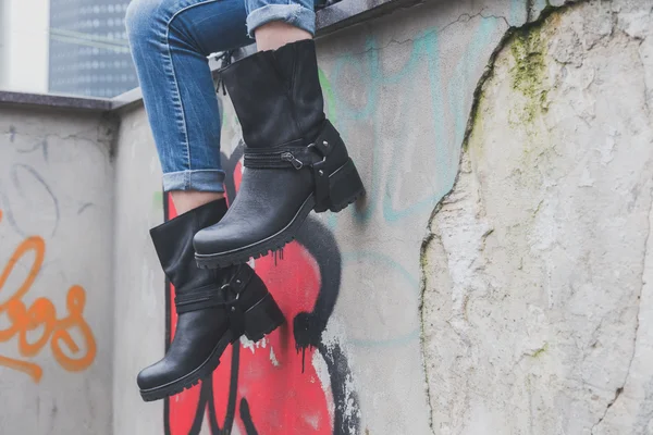 Detalhe de uma jovem mulher usando botas de motociclista — Fotografia de Stock