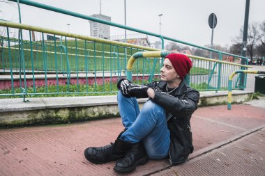 Serseri herif bir şehir parkında poz