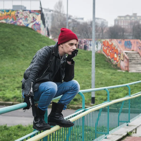 Punk cara posando em um parque da cidade — Fotografia de Stock