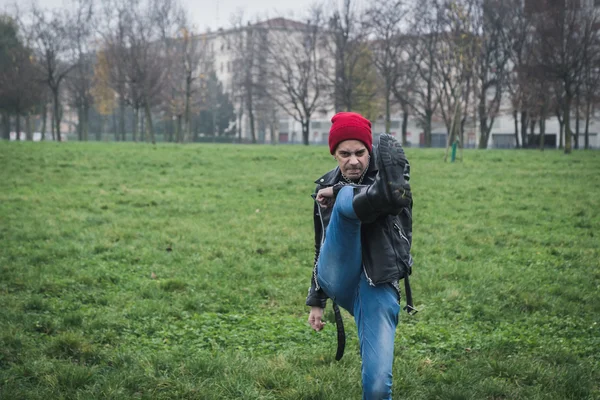 Punk chico posando en un parque de la ciudad — Foto de Stock