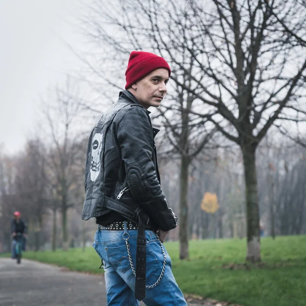 Punk chlap pózuje v městském parku — Stock fotografie