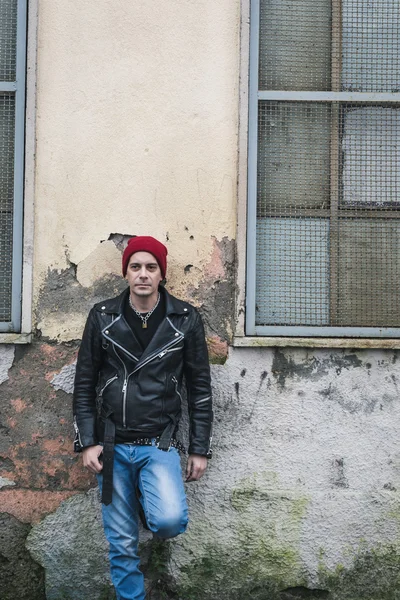 Punk guy posant dans les rues de la ville — Photo