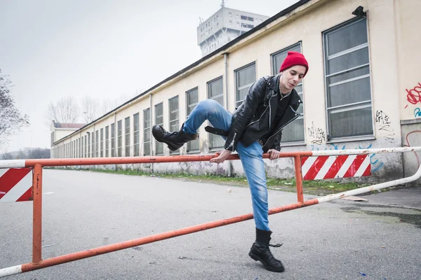 Punk kerel poseren in de straten van de stad — Stockfoto