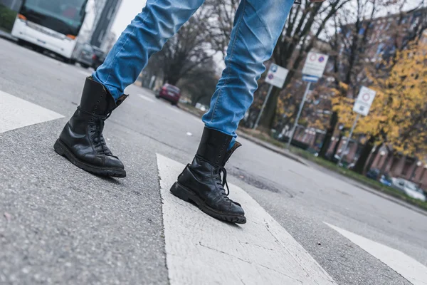 Detail van een punk vent poseren in de straten van de stad — Stockfoto