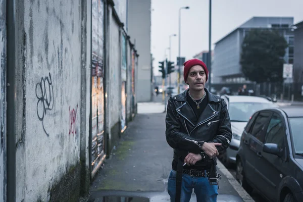 Punk cara posando nas ruas da cidade — Fotografia de Stock