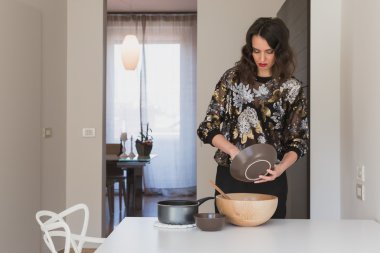 Mutfakta yemek güzel genç esmer