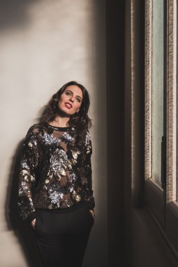 Güzel bir genç esmer bir pencere poz portresi