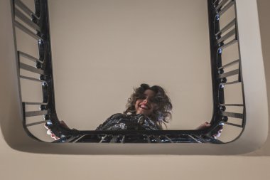 Merdivenlerde poz güzel genç esmer