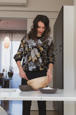 Mutfakta yemek güzel genç esmer