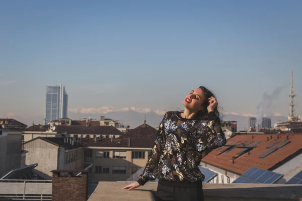 Retrato de uma bela jovem morena posando em uma varanda — Fotografia de Stock