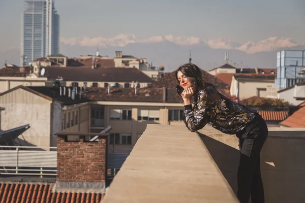 Portrét krásná mladá brunetka pózuje na balkóně — Stock fotografie