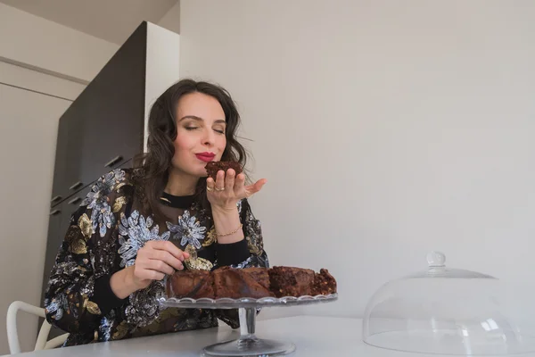 Hermosa joven morena posando con brownies — Foto de Stock