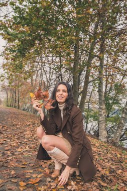 Bir şehir parkında poz güzel genç kadın