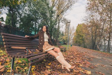 Bir şehir parkında poz güzel genç kadın