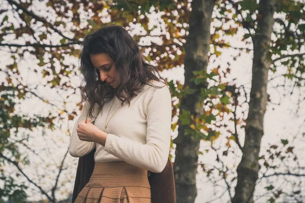 Hermosa joven posando en un parque de la ciudad — Foto de Stock