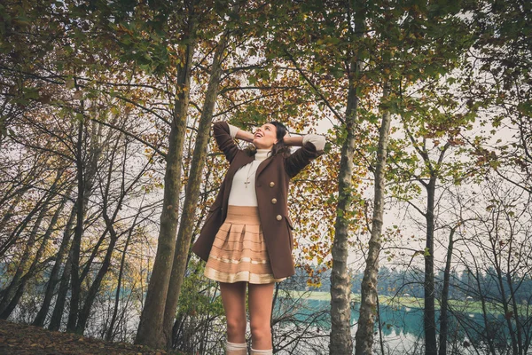 Belle jeune femme posant dans un parc municipal — Photo