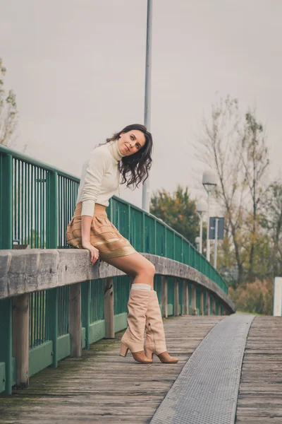 Bella giovane donna in posa su un ponte — Foto Stock