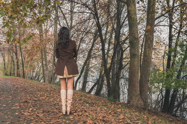 Красива молода жінка позує в міському парку — стокове фото