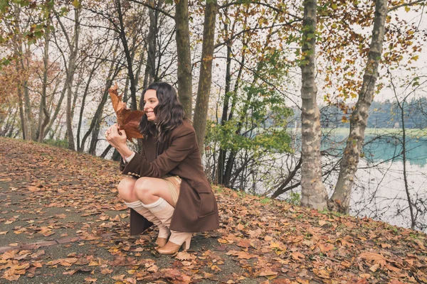 Schöne junge Frau posiert in einem Stadtpark — Stockfoto