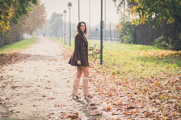 Hermosa joven posando en un parque de la ciudad — Foto de Stock