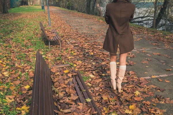 Detail of a young woman posing in a city park — Stock Photo, Image