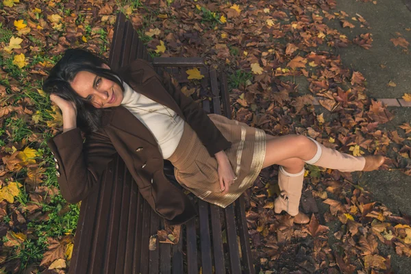 Hermosa joven posando en un parque de la ciudad — Foto de Stock