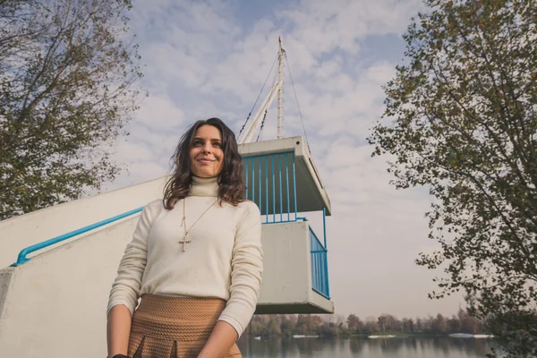 Beautiful young woman posing in a city park — Stock Photo, Image