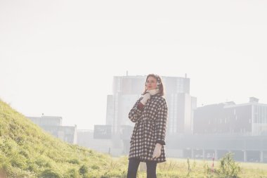 Şehir sokaklarını poz güzel genç esmer