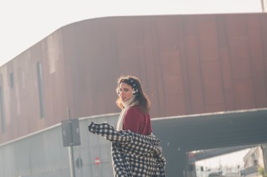 Şehir sokaklarını poz güzel genç esmer