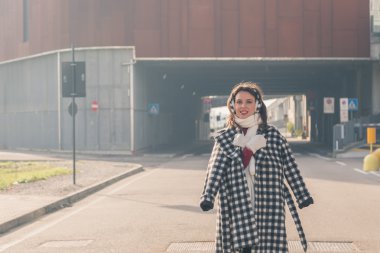 Şehir sokaklarını poz güzel genç esmer