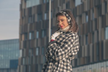 Şehir sokaklarını poz güzel genç esmer