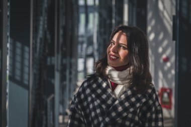 Güzel bir esmerin portresi. 