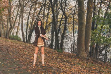 Bir şehir parkında poz güzel genç kadın