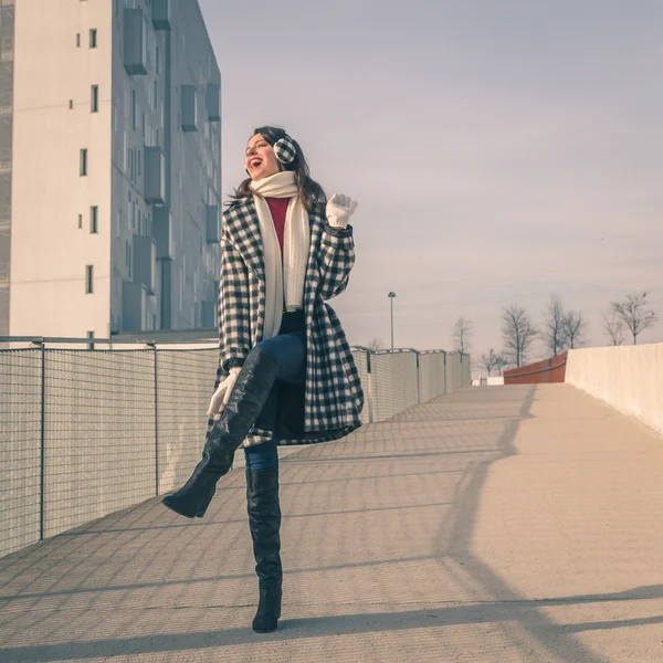 Linda jovem morena posando nas ruas da cidade — Fotografia de Stock