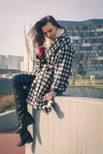 Beautiful young brunette posing in the city streets — Stock Photo, Image