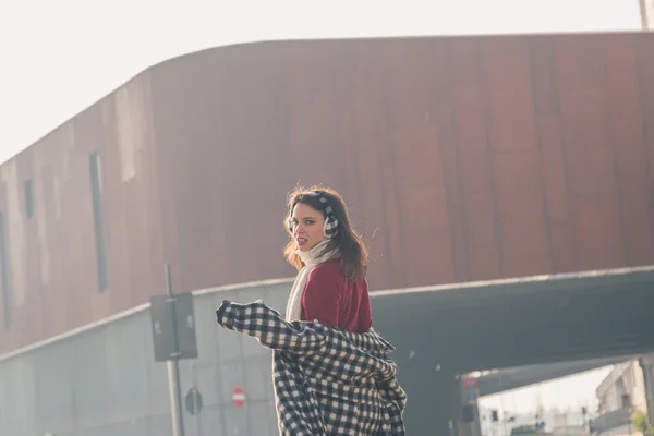 Linda jovem morena posando nas ruas da cidade — Fotografia de Stock