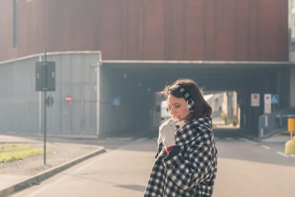 Mooie jonge brunette poseren in de straten van de stad — Stockfoto