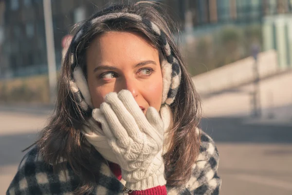 Hermosa joven morena posando en las calles de la ciudad — Foto de Stock