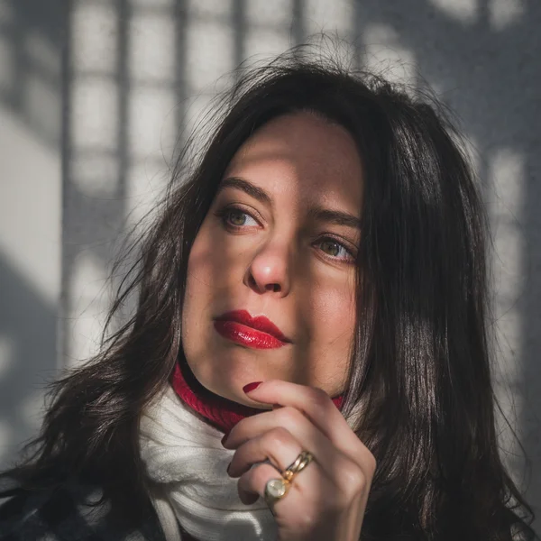 Portrait of a beautiful young brunette — Stock Photo, Image